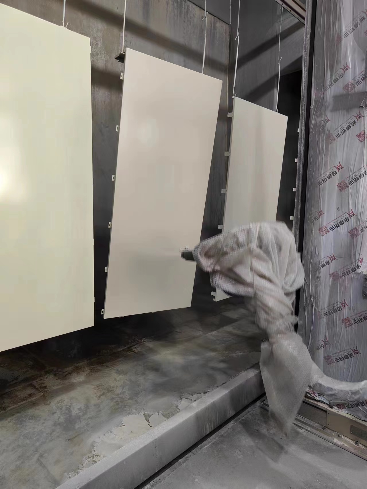Aluminum panel spray-coating operation